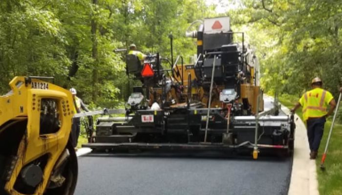 How does an asphalt paver work?
